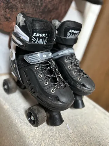 Patins 4 rodas preto