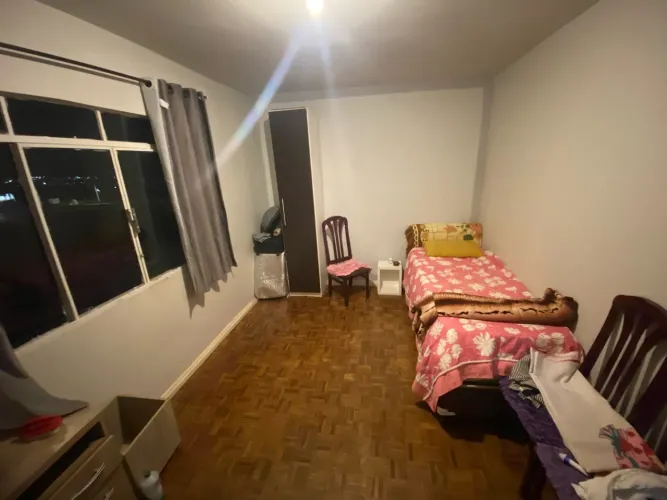 Aluga-se quarto para moças
