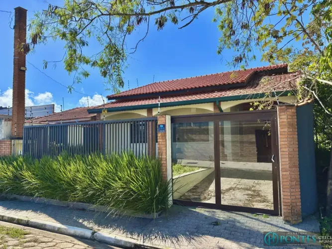 Casa térrea mobiliada com piscina no Jardim Icaraíba Peruíbe/SP
