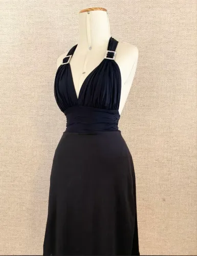 vestido arestta preto com strass - decote generoso - rodado