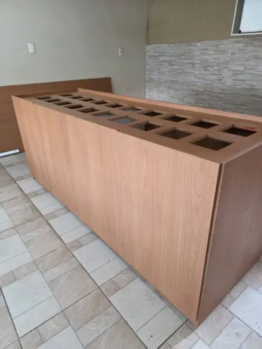 Balcão Self-service sorveteria com 20 furos P/ cubas medindo 2.20m mdf puro usado 3 meses