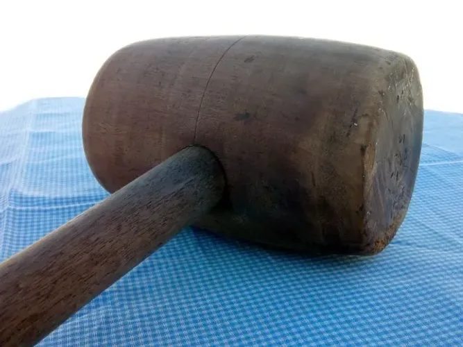 Martelo Antigo Todo em Madeira Para Bater Pneu (Serve para Decoração )  