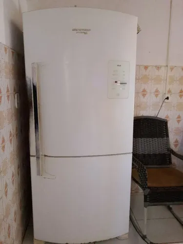 Vende-se uma geladeira