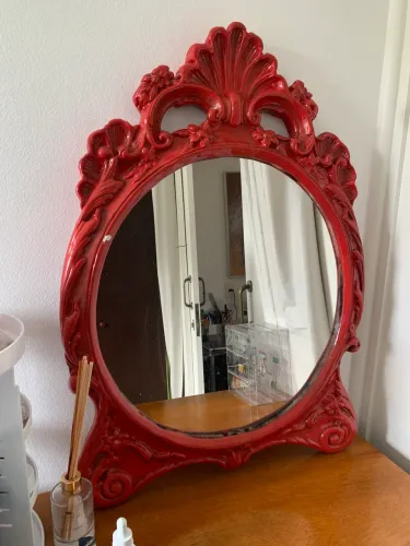 espelho com moldura vermelha modelo classico 