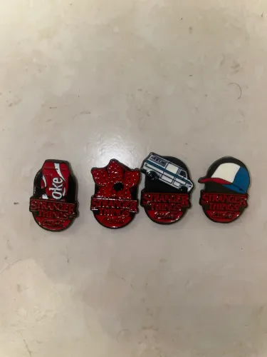 Broche stranger things e Coca Cola