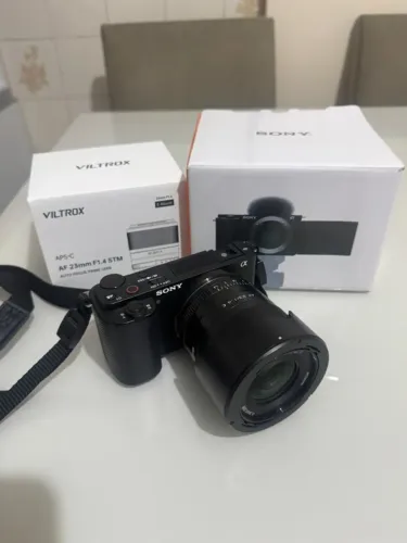 Sony ZV-E10 + Viltrox 23mm f/1.4 + Tripé K&F, 3 Baterias e 2 Cartões - Kit Completo