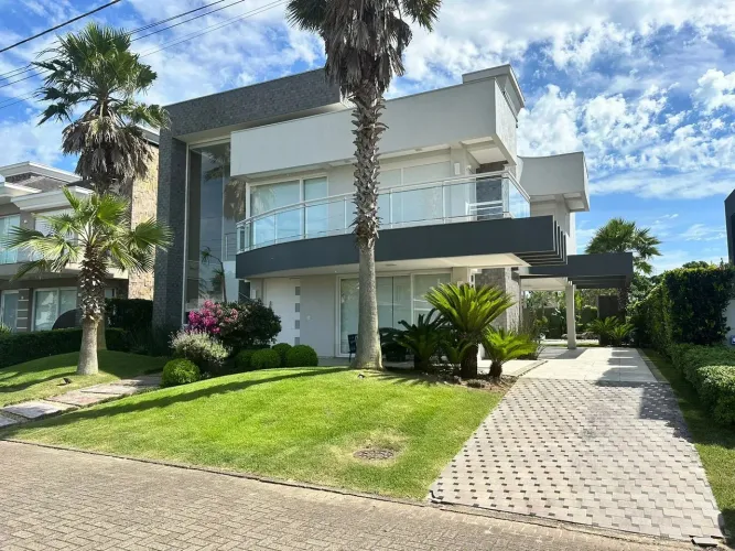 Sobrado à venda com 362 m2 e 4 suítes no Condominio Ocean Side em Torres RS