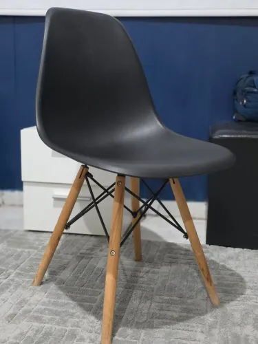 Cadeira Eames Preta com Pés de Madeira