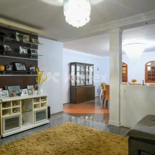 Imóvel espaçoso com 4 quartos, sendo 3 suítes + 2 banheiras de hidromassagem e closets. Ga