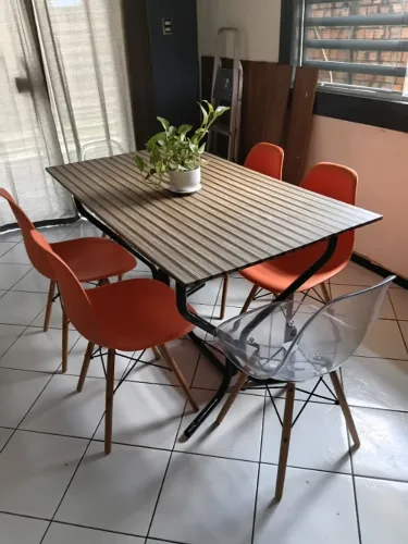 Mesa de jantar quadrada .
