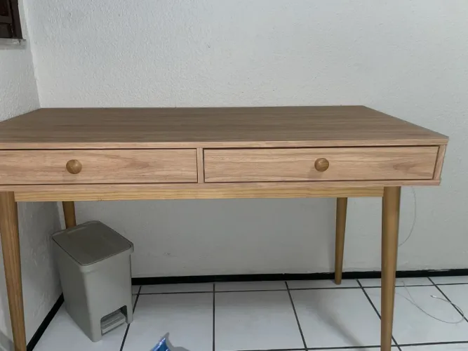 Mesa de Escritório em MDF Amadeirado com 2 Gavetas - Excelente Estado