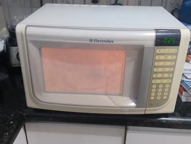 Micro ondas Eletrolux 31 litros 220 volts funcionando perfeitamente