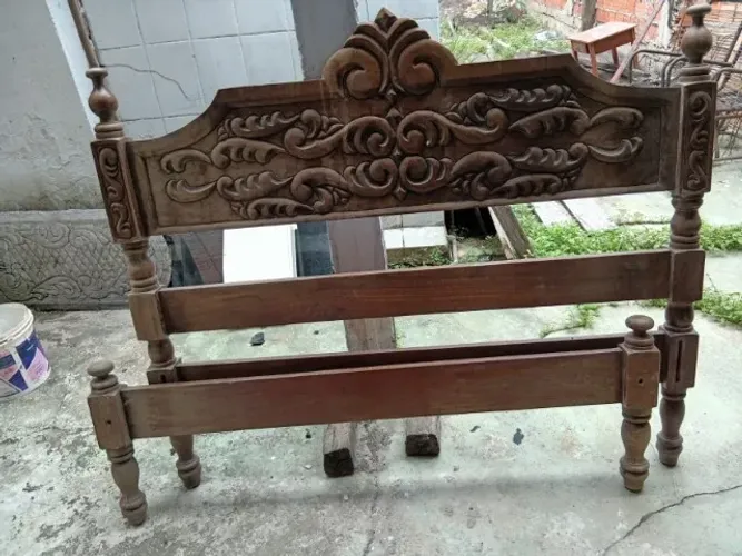 Cama de casal. (armação em madeira) - Casal.