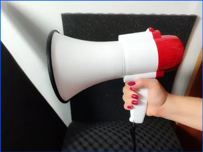 Megafone recarregável portátil com sirene e função gravador Novo
