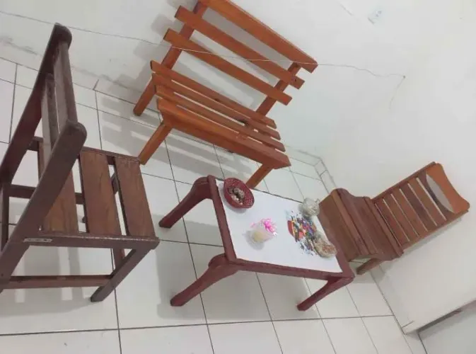 Jogo de mesa e cadeiras de madeira