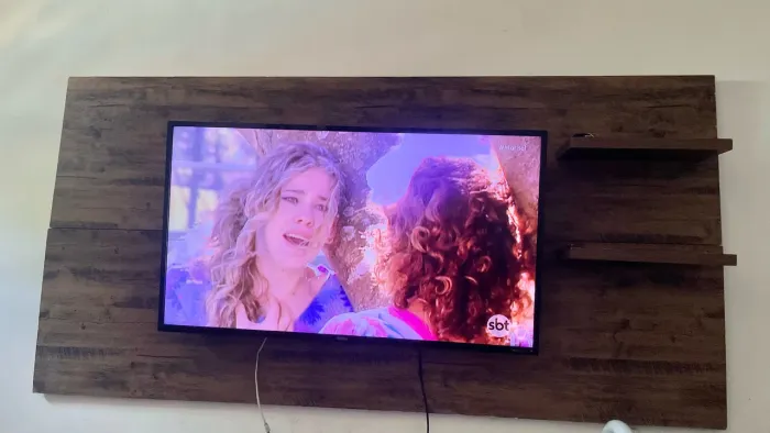 Painel para TV Amadeirado com Prateleiras