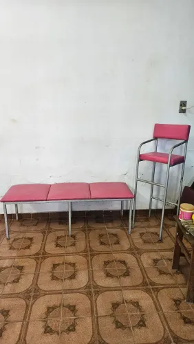 CADEIRA INFANTIL PARA CORTE E BANCO ESTOFADO PARA SALA DE ESPERA.