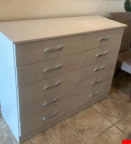 cômoda com poucos detalhes de uso