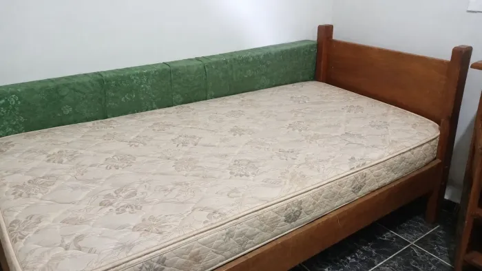 Conjunto cômoda de madeira e cama de solteiro
