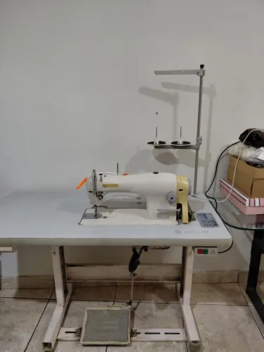 MÁQUINA SINGER RETA COM LUMINÁRIA 