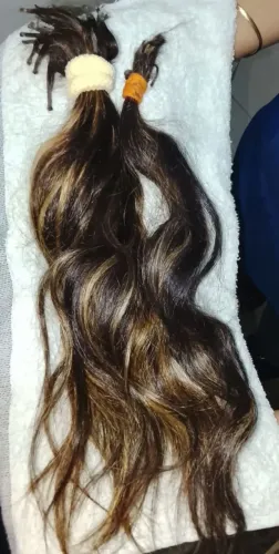 Cabelo castanho com luzes loira  tem 82 grama 33 citimentro 