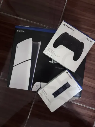 Ps5 novo 80hrs de uso 2 controles + base de carregamento da Sony
