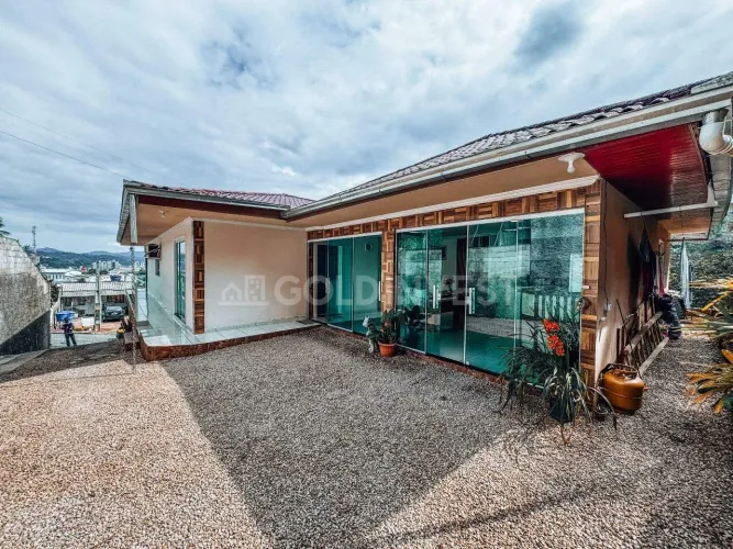 Casa com 3 quartos a venda no bairro Steffen em Brusque.