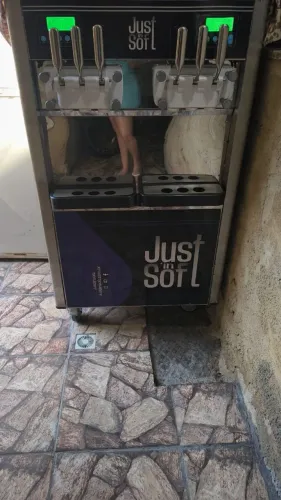 Vendendo Máquina de sorvete 4 cubas pouco tempo de uso