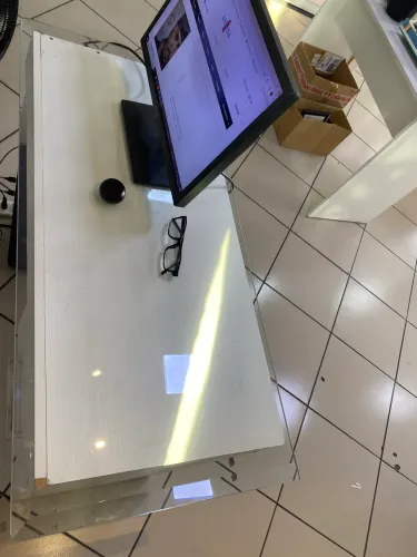 Escrivaninha com vidro 