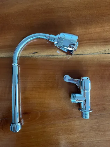 Torneira de Parede com Bica Flexível e Jato Duplo para Cozinha