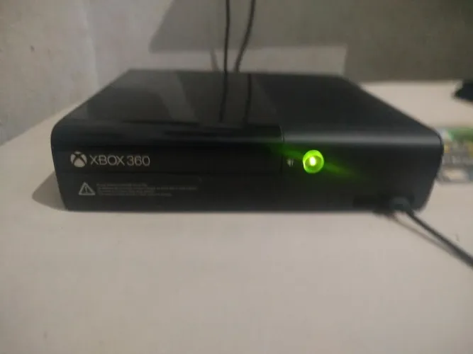 Xbox 360 super slim semi-novo com um mês de uso desbloqueado e também com jogos instalados