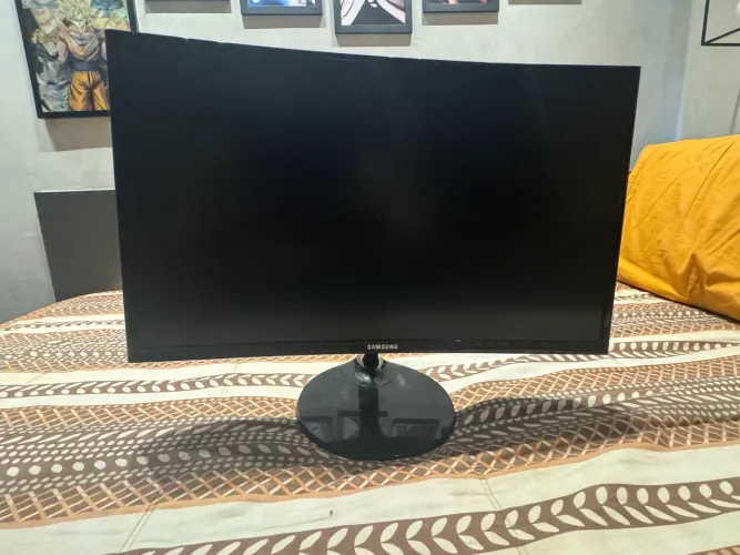Monitor Samsung 24? LED Curvo, Full HD 60Hz, Ajuste de Ângulo, Freesynd