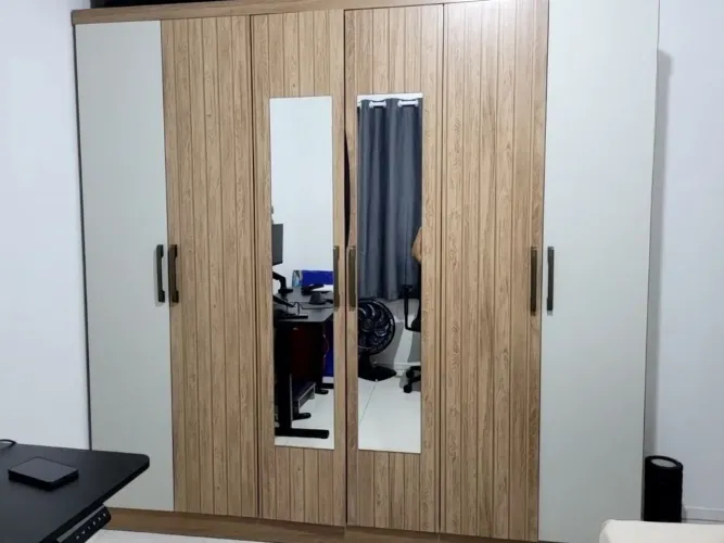 Guarda-roupa 6 portas com espelho