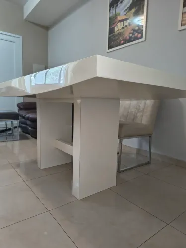 Mesa em laca.