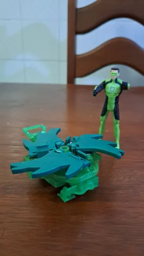 Boneco do Lanterna Verde e brinquedo articulado
