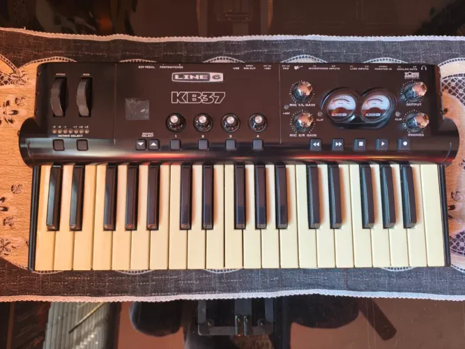 Controlador Line 6 POD STUDIO KB37