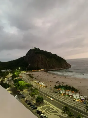 COBERTURA LINEAR COM 3 QUARTOS PARA LOCAÇÃO EM COPACABANA