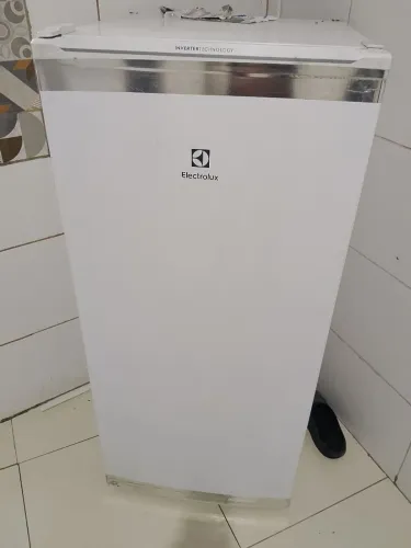 Vendo os dois por 2200 ou separados , freezer 1700, frigobar 400
