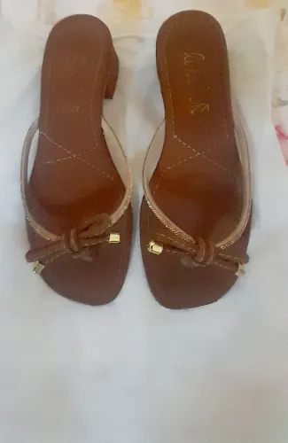 Sandália marron de mini salto , n. 35, modelo rasteirinha de dedo com brilho 