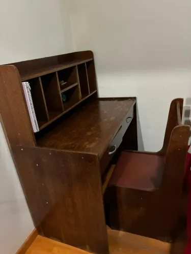 Mesa de estudo/escritório em madeira com cadeira com nichos organizadores - resistente