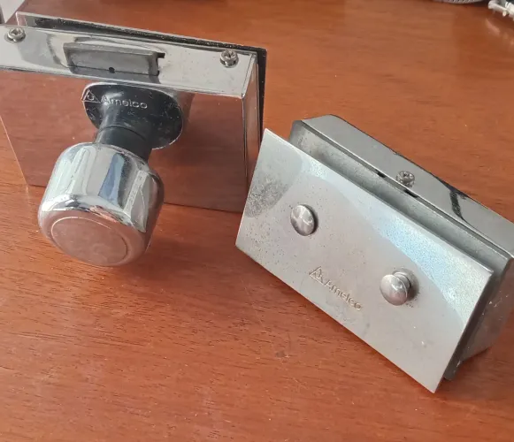 fechadura elétrica para porta de vidro da marca Amelco
