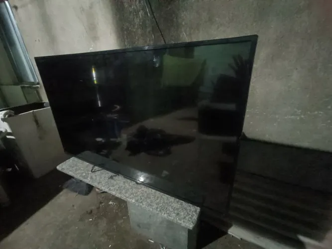 2 Tvs tela quebrada retirada de peças
