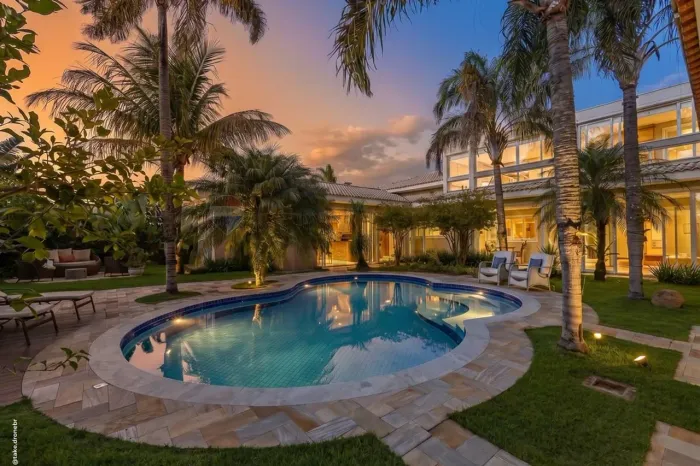 Casa de Alto Padrão ao Lado do Porto Seguro / Maple Bear | 4 Suítes, Piscina e Paisagismo 