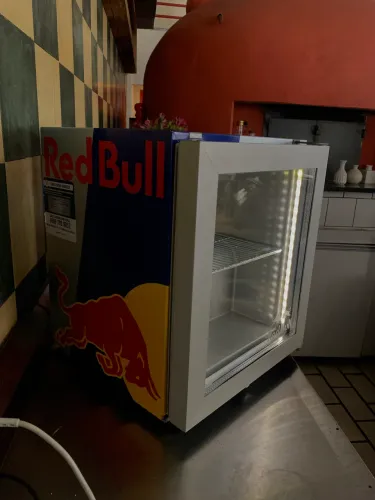 Mini geladeira redbull aprox 30 latas de 250 ml de capacidade 