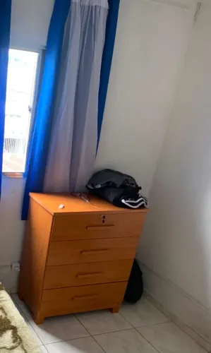 Cama de solteiro e cômoda 4 gavetas uma com tranca e chave pra vender logo
