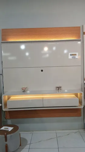 Painel com led e detalhe ripado para tv até 70 polegadas