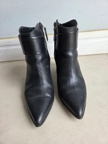 Bota bico fino feminino