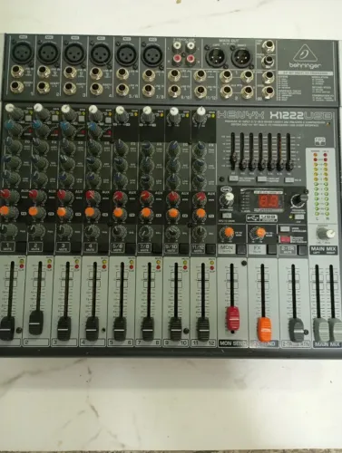 Mesa de Som Behringer X1222 USB