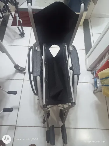Vende-se cadeira de rodas dobrável