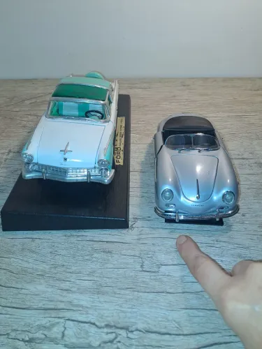 Duas miniaturas com pequenos defeitos 1/18 para customização